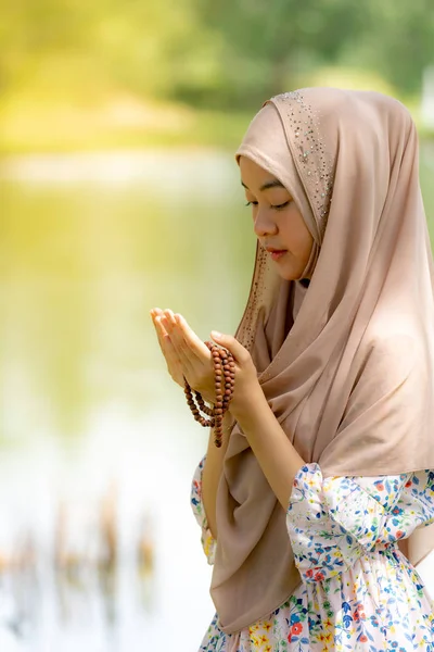 イスラム教徒の神の祝福の祈りのためにドゥアスを作る若い大人のティーンエイジャーの女性 — ストック写真