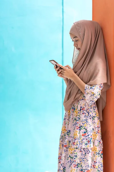 Jovem Adulto Asiático Tailandês Muçulmano Universidade Estudante Stand Usando Telefone — Fotografia de Stock