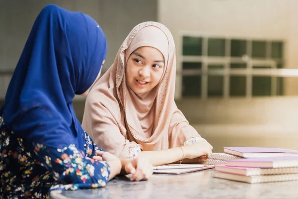 ティーンエイジャー若い大人アジアのイスラム教徒の大学生は 教育の概念のために一緒に本を読みます — ストック写真