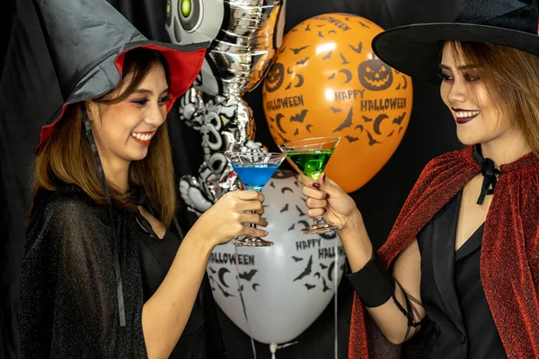 Gençler Yetişkinler Cadılar Bayramı Karnavalı Cadılar Bayramı Kostümleriyle Alkol Kokteyli — Stok fotoğraf