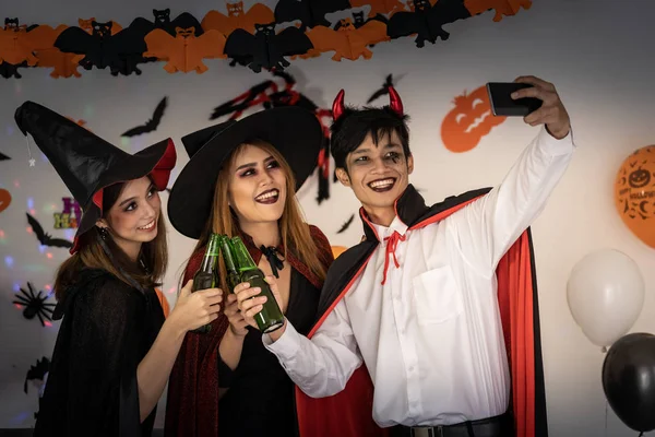 Grupo Jovens Adultos Adolescentes Comemorando Festival Carnaval Festa Halloween Trajes — Fotografia de Stock