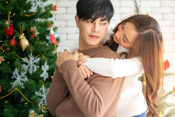 Jovem Asiático Adulto Adolescente Casal Abraçando Celebrando Natal Férias Juntos — Fotografia de Stock