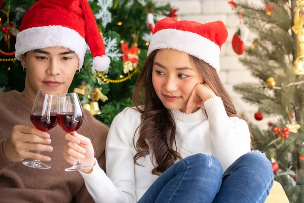 Unga Asiatiska Vuxna Tonåring Par Firar Jul Semester Med Vin — Stockfoto