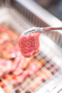Japon wagyu premium sığır eti yakiniku ile kırmızı sıcak kömür ızgara