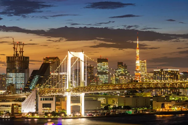 東京湾の夕暮れ時のレインボーブリッジと東京タワーを持つ東京のスカイラインの航空写真 — ストック写真