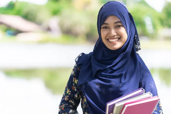 Portréja Tetszetős Boldog Fiatal Tinédzser Muzulmán Iszlám Ázsiai Egyetemi Lány — Stock Fotó
