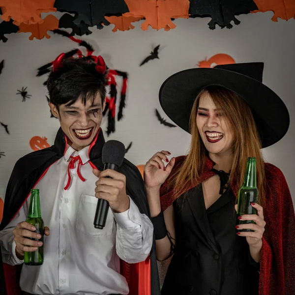 Gençler Yetişkinler Cadılar Bayramı Karnavalı Cadılar Bayramı Kostümleriyle Alkollü Bira — Stok fotoğraf