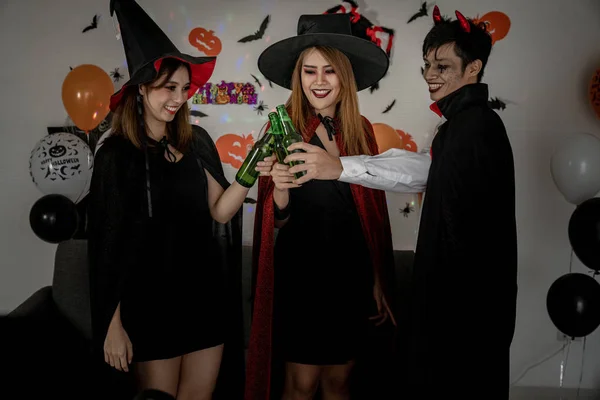 Gruppe Junger Erwachsener Und Jugendlicher Die Halloween Kostümen Eine Karnevalsparty — Stockfoto