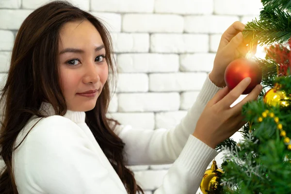 Jovem Adolescente Asiático Menina Decoração Árvore Natal Preparar Para Natal — Fotografia de Stock