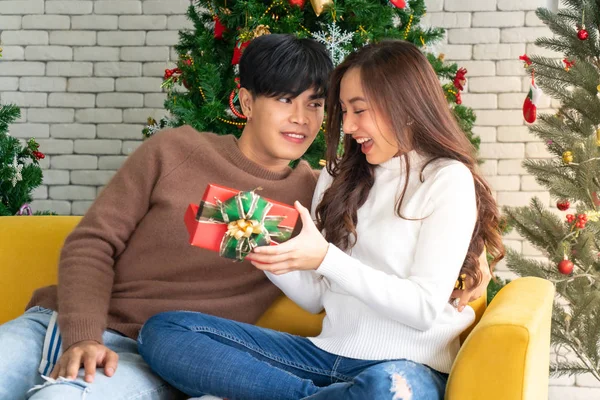 Bela Feliz Asiático Menina Abertura Natal Presente Caixa Seu Namorado — Fotografia de Stock