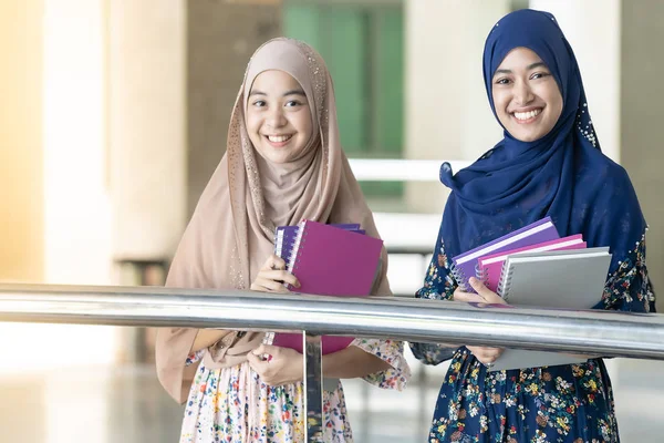 ティーネージャー ヤング アダルト アジア ムスリム大学の学生は 教育の背景概念のために一緒に本を保持 — ストック写真
