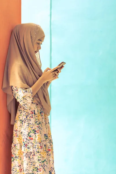 年轻的成人亚洲泰国穆斯林大学生站立和使用智能手机 支持在线教育和技术概念 — 图库照片