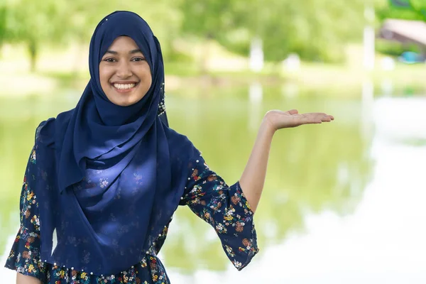 Potret Gadis Universitas Asia Remaja Yang Tampan Muslim Islamic — Stok Foto