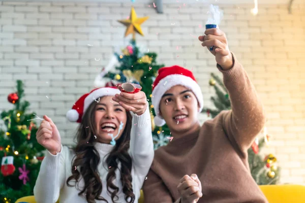 Молодая Азиатская Взрослая Пара Подростков Празднует Рождество Вместе Фейерверками Гостиной — стоковое фото