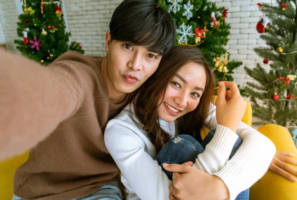 Jong Aziatische Volwassen Tiener Paar Selfie Fotograferen Voor Vieren Kerstvakantie — Stockfoto