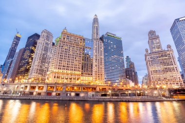 Chicago City şehir merkezinde ve Chicago River 'da gün batımı gecesi Chicago Illinois ABD' de.