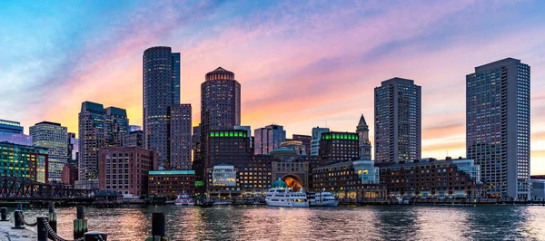 ボストン市の街並みの夕日を構築するボストンダウンタウンのスカイラインのパノラマ アメリカ — ストック写真