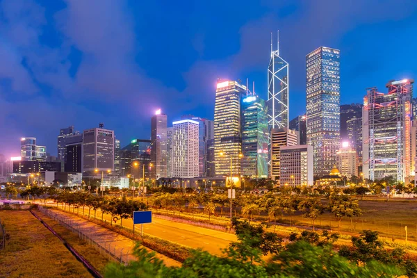 香港の街並み夕暮れ時の香港に高速道路があるスカイラインと超高層ビル中国 — ストック写真