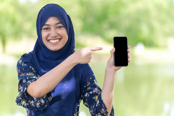 良い見て幸せな若いですティーンムスリムイスラムアジアの大学女の子ホールド携帯電話 — ストック写真