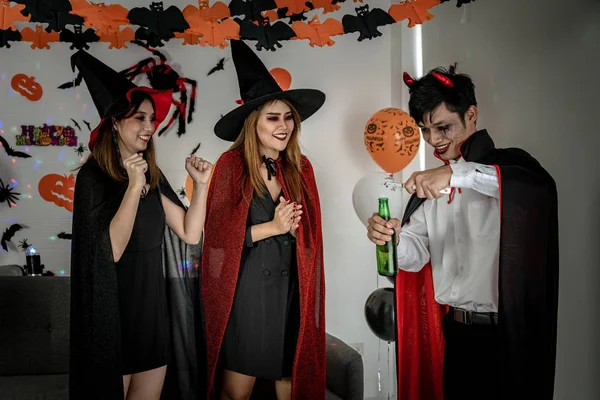 Bir Grup Yetişkin Genç Cadılar Bayramı Karnavalı Kutluyor Cadılar Bayramı — Stok fotoğraf