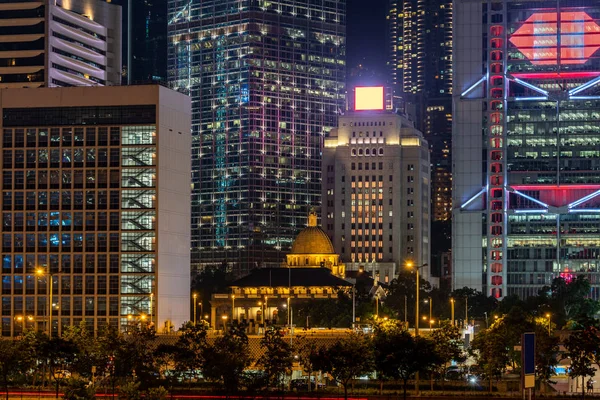 香港の街並み夜間の香港中心街にあるスカイラインと高層ビル中国 — ストック写真