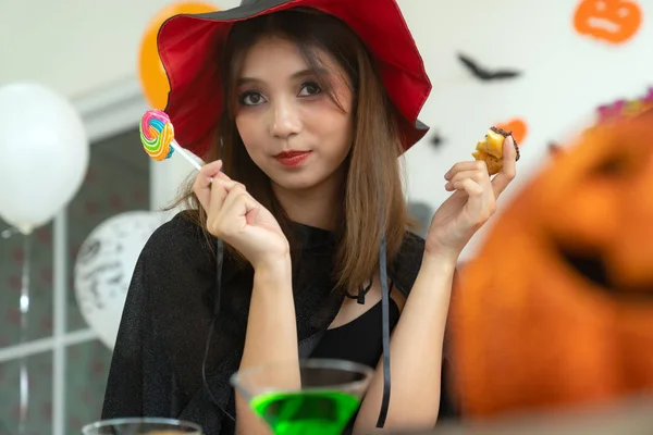 テーブルの上で食べ物や飲み物でハロウィンパーティーカーニバルフェスティバルを祝う美しい若い大人とティーンエイジャーの女の子 — ストック写真