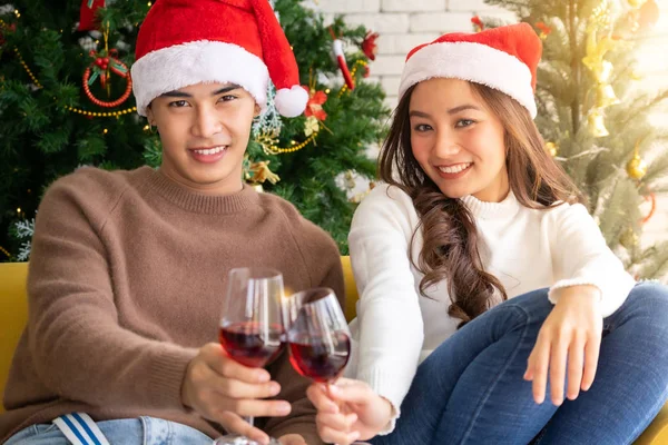 Unga Asiatiska Vuxna Tonåring Par Firar Jul Semester Med Vin — Stockfoto