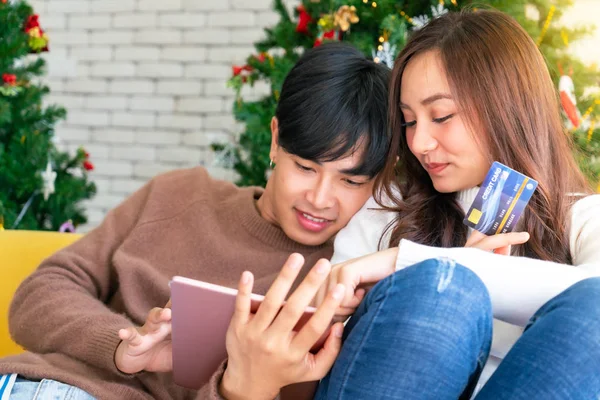 Junge Erwachsene Teenager Paar Mit Tablet Auf Sofa Wohnzimmer Für — Stockfoto