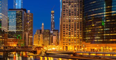 Chicago City şehir merkezinde ve Chicago River 'ın Chicago Illinois' de gün batımının panorama çekimi..