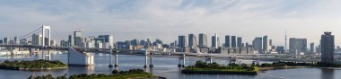 Tokyo şehri Kanto Japonya Odaiba gündüz Tokyo körfezi üzerinde Rainbow köprüsü ve Tokyo körfezi üzerinde Tokyo kule ile Tokyo siluetleri Panorama Havadan görünümü.