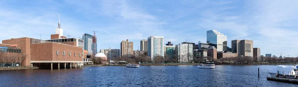 ボストン市 アメリカ合衆国でスカイラインの建物とチャールズ川沿いのパノラマボストンダウンタウンの街並み — ストック写真