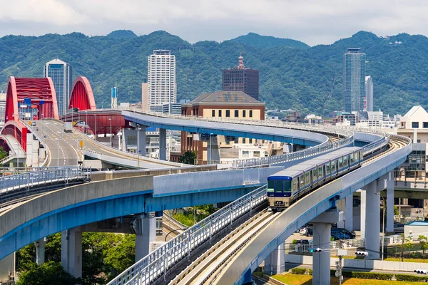 兵庫県下町にモノレールトラックと高速道路赤橋 — ストック写真