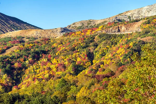 福島東北のバンダイ山のバンダイあずまスカイラインの秋の紅葉山 — ストック写真