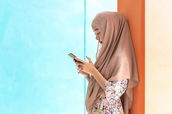 Jovem Adulto Asiático Tailandês Muçulmano Universidade Estudante Stand Usando Telefone — Fotografia de Stock