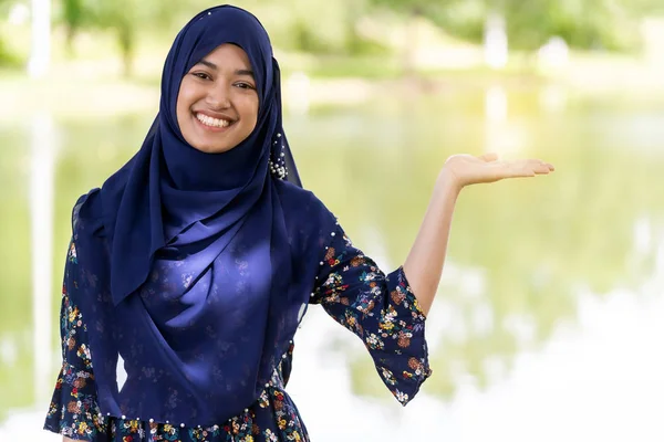 Retrato Buen Aspecto Feliz Joven Adolescente Musulmán Islámico Asiático Universidad —  Fotos de Stock