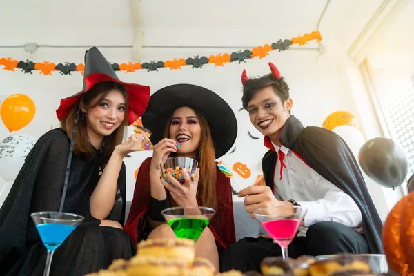 Gençler Yetişkinler Cadılar Bayramı Karnavalı Cadılar Bayramı Kostümleriyle Masada Yiyecek — Stok fotoğraf