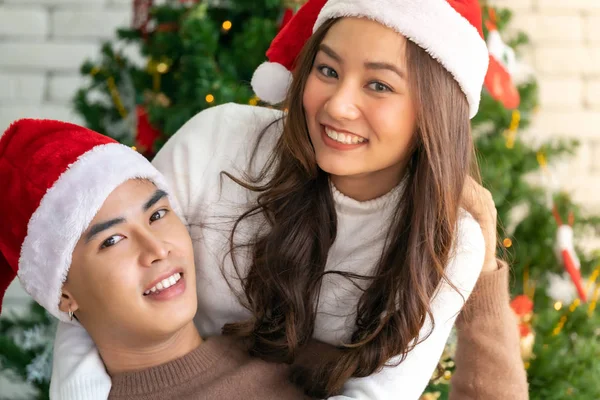 Joven Asiático Adulto Adolescente Pareja Abrazando Celebrando Navidad Día Fiesta — Foto de Stock