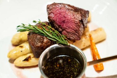 Beyaz kuşkonmaz ile Izgara Beef Tenderloin wagyu yenilebilir çiçekler ile süsleyin