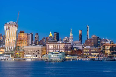 New York şehir merkezinin hava manzarası New Jersey 'den alacakaranlıkta Skylines şehir manzarası