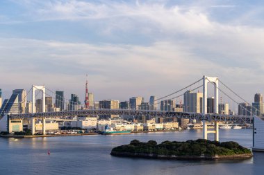 Tokyo şehri Kanto Japonya Odaiba gündüz Tokyo körfezi üzerinde Gökkuşağı köprüsü ve Tokyo körfezi üzerinde Tokyo kule ile Tokyo siluetleri havadan görünümü.