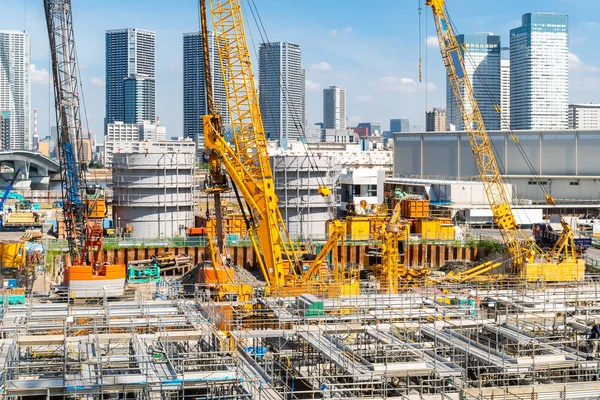 Duży Dźwig Budowlany Pracujący Dużym Placu Budowy Tokio Japonia — Zdjęcie stockowe