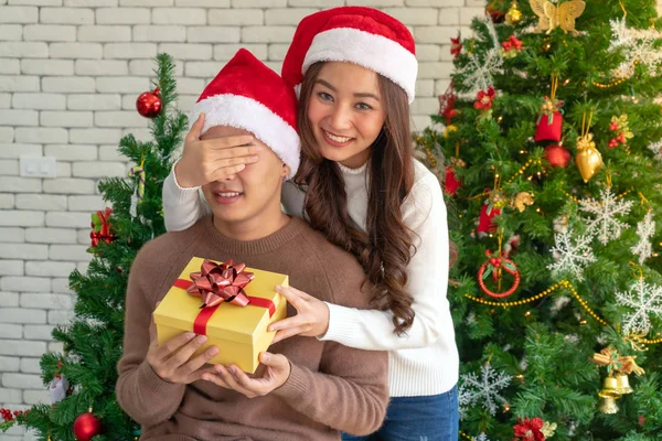Bela Asiático Menina Dar Surpresa Natal Presente Para Ela Namorado — Fotografia de Stock
