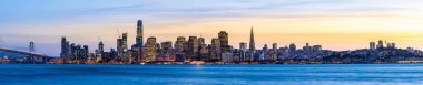 San Francisco 'nun panoramik şehir manzarası gökdelenler Bay Bridge ile alacakaranlıkta Kuzey Kaliforniya Amerika Birleşik Devletleri Batı Sahili, San Francisco Birleşik Devletleri Landmark Seyahat Hedefi Turizm konsepti.