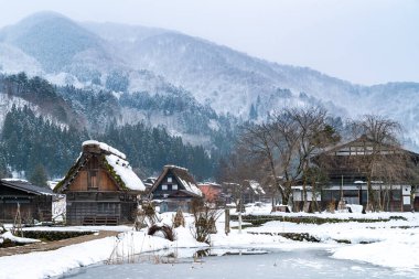 Gifu Japonya 'da Shirakawago' nun kış ve kar manzarası. Shirakawago gthe-zukuri tarzı binası olan eski ve geleneksel bir köydür. Japonya tarihi ve turizm konsepti.