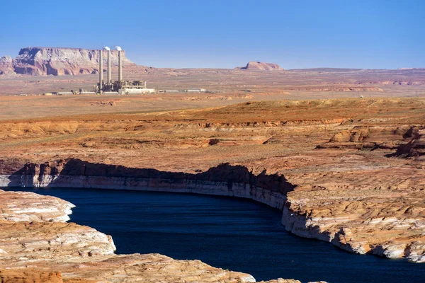 Navajo Page Arizona 'da Colorado Nehri ve Powell Gölü manzaralı elektrik santrali üretiliyor. ABD Landmark çevre ve elektrik kavramı.