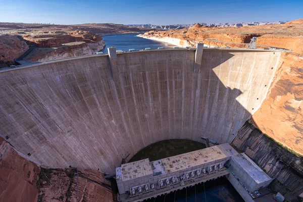 グレンキャニオンダムは ページシティアリゾナ州の砂漠農村部にあるパウェル湖と 米国ランドマーク環境水資源貯水池と電気の概念 — ストック写真