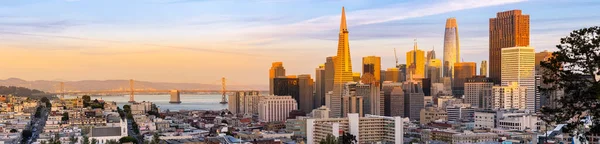 サンフランシスコのパノラマの夕日ダウンタウンの街並みは 米国カリフォルニア州の高層ビルを高層化しています サンフランシスコアメリカ合衆国ランドマーク旅行先の都市と観光コンセプト — ストック写真