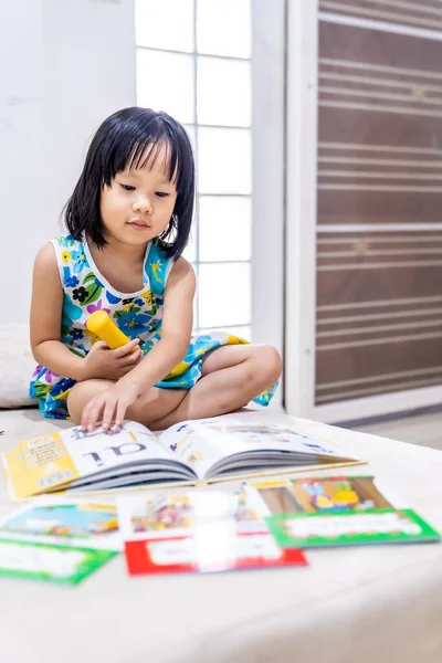Asiatique Fille Enfant Lecture Livre Interactif Dans Salon Maison Comme — Photo