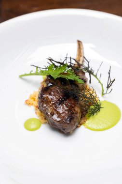 Pesto soslu ızgara kuzu pirzolası, açık büfede uluslararası gurme mutfağı. Yiyecek ve içecek endüstrisi için kullanılıyor..