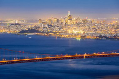 Güzel şehir manzaralı Sunset Golden Gate Köprüsü San Francisco silueti Kuzey Kaliforniya ABD Batı Pasifik Okyanusu, Birleşik Devletler Tarihi Geziler ve şehir manzarası konsepti.